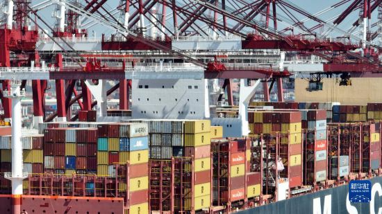 山東青島港:小長假迎來進出口裝卸高峰